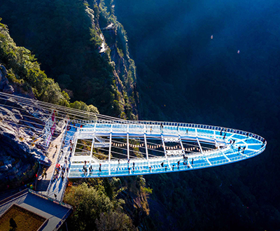 Largest vertical height difference of the one-side cantilevered glass-bottomed skywalk